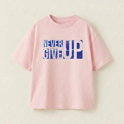NEVER GIVE UP - Oversize 250 GSM on the front (2AVXL7) - Strawberry Pink - M